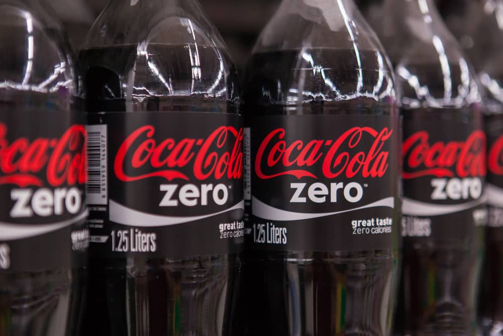 بطری های کوکاکولا صفر در قفسه یک سوپرمارکت