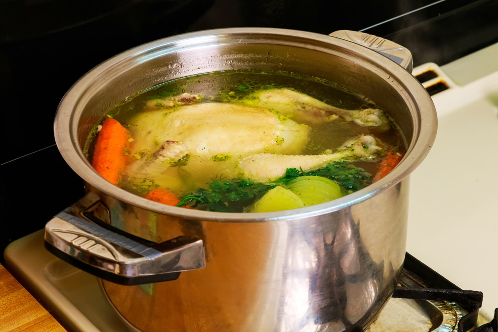 درست کردن آب مرغ با مرغ و سبزیجات