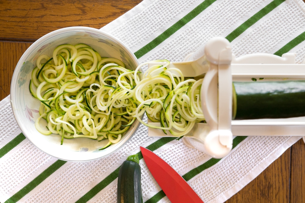 Spiral Zucchini-nudler tilberedt i en Spiralizer-kjøkkengadget