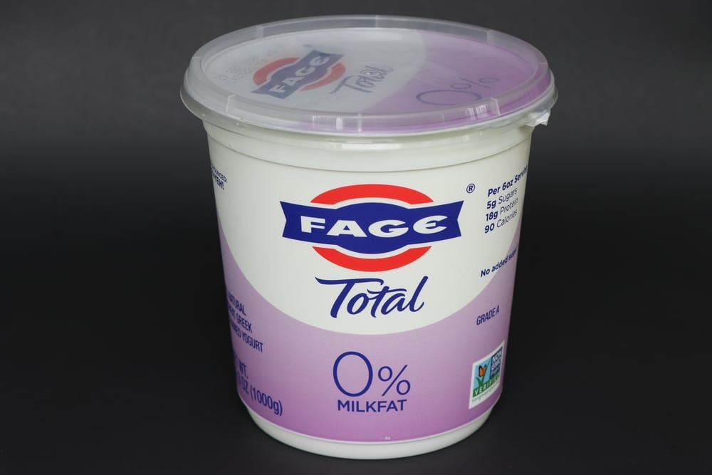   Fage Totaal Nul Melk Vet Griekse Yoghurt Op Een Zwarte Achtergrond