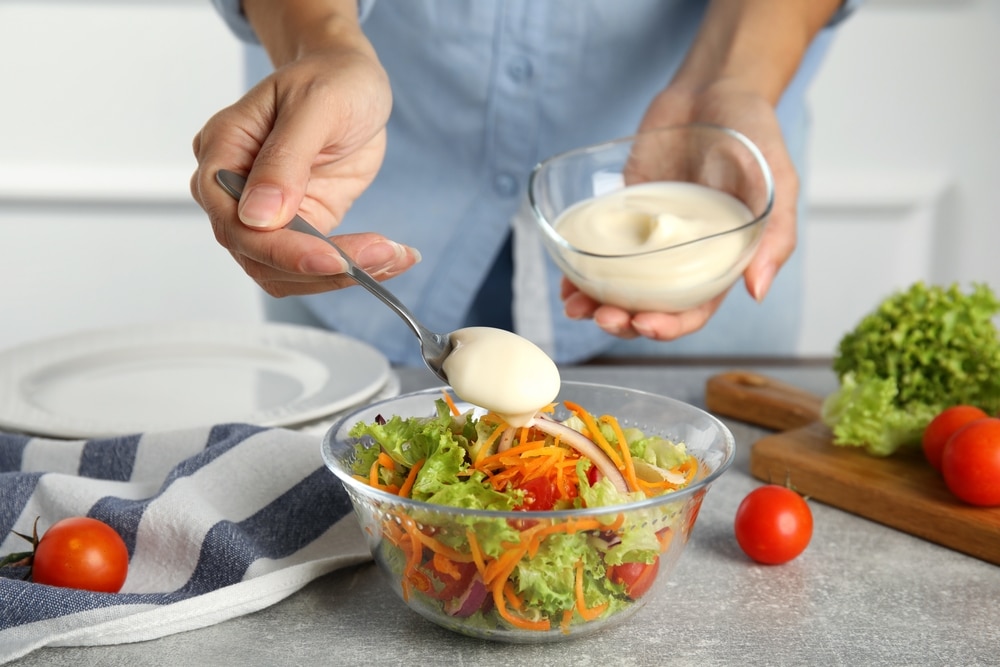 Vrouw Mayonaise Toevoegen Aan Heerlijke Salade Aan Grijze Tafel